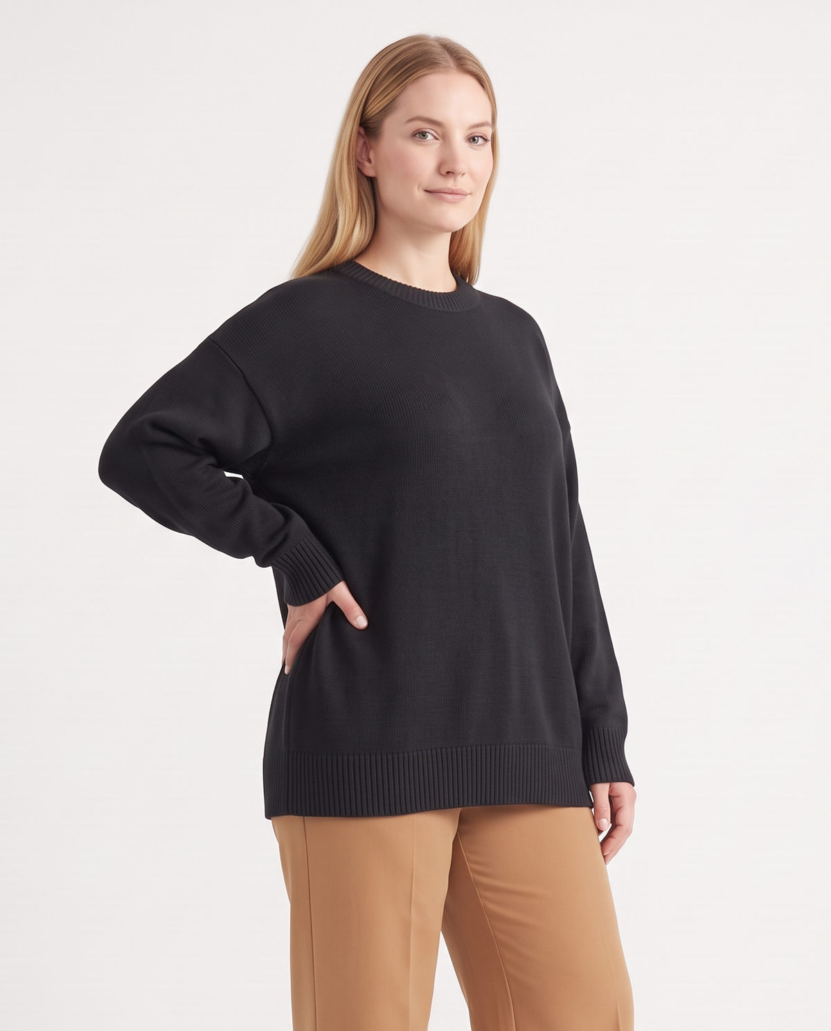 Women's Plus Size Oversized Knit Jumper in Black – three-quarter view
